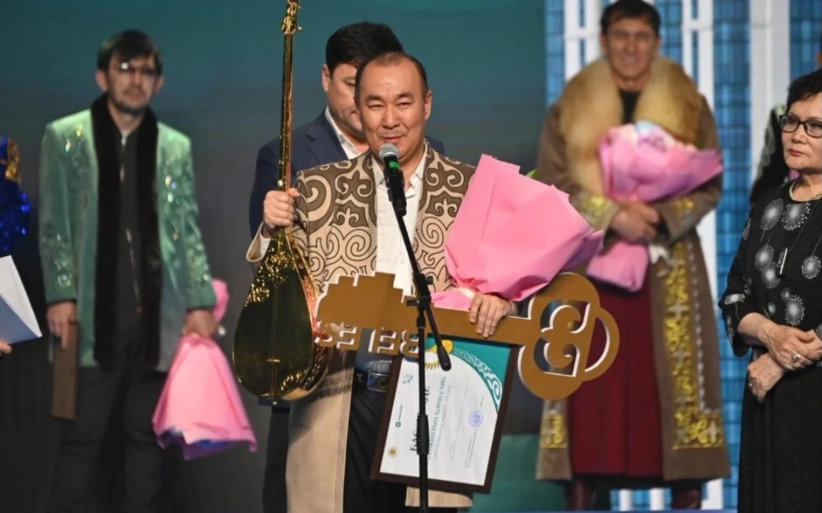 Айбек Калиев стал обладателем «Алтын домбыра» и завоевал главный приз — квартиру.