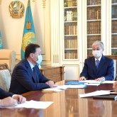 "Дорогу старшим": известный актер решил вакцинироваться только после Токаева, Мамина и Цоя