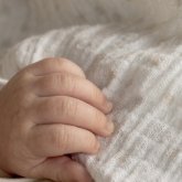Завернутого в одеяло младенца оставили под дверью в Караганде