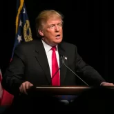Трамп временно снижает пошлины до 10% для всех стран, а Китаю повышает