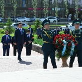 Цветы к памятнику Бауыржану Момышулы возложил председатель Мажилиса