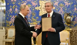 Путин передал Токаеву наградной лист его отца