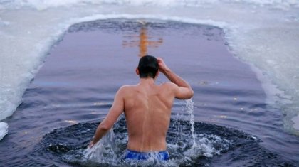 Казахстанский морж, закусивши мороженым, станцевал "Кара жорга" в проруби