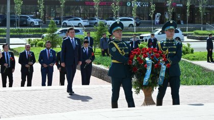 Цветы к памятнику Бауыржану Момышулы возложил председатель Мажилиса