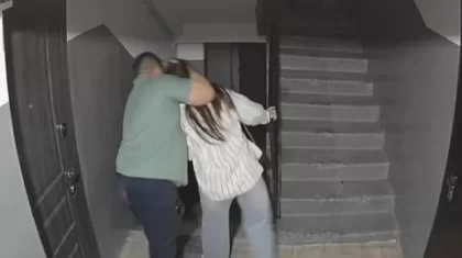 Нападение на девушку в подъезде попало на видео в Сатпаеве