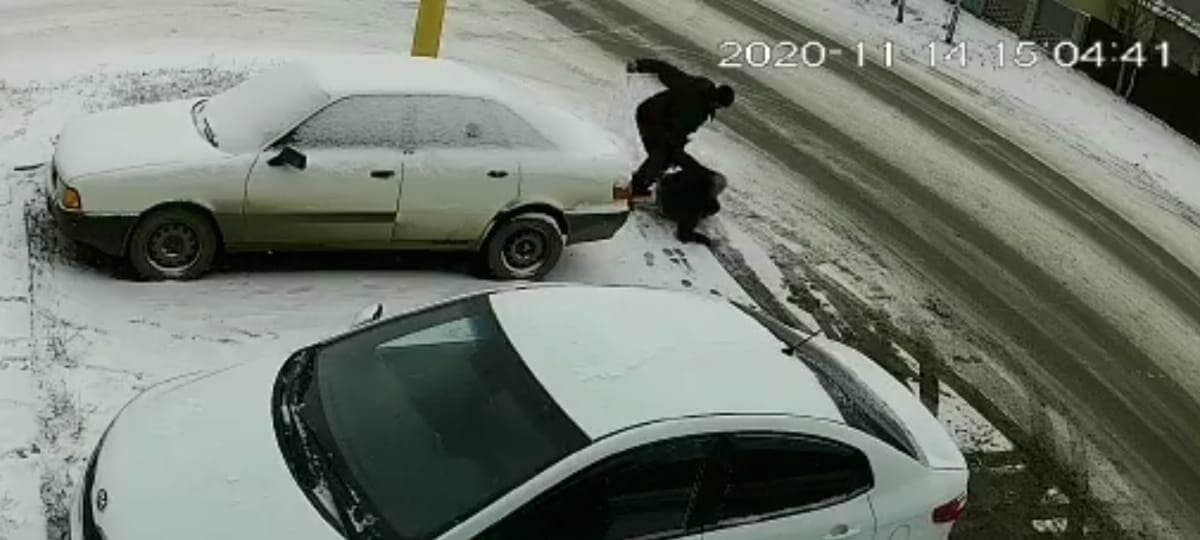 Появилось видео жестокого нападения мужчины на женщину в Костанае