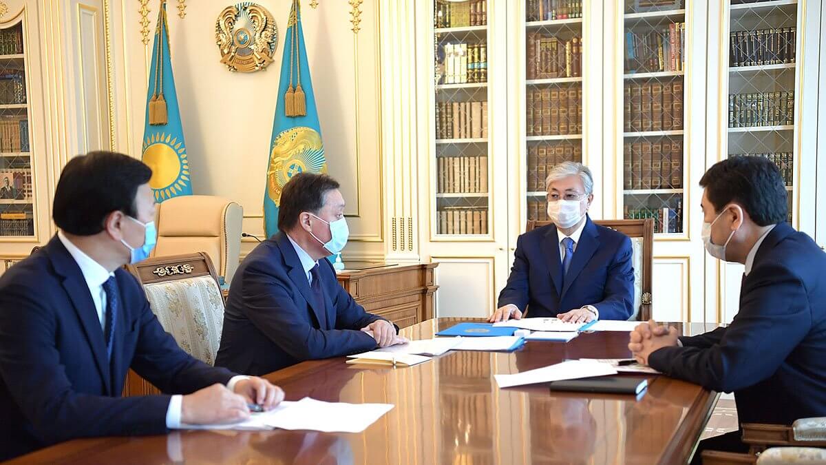 "Дорогу старшим": известный актер решил вакцинироваться только после Токаева, Мамина и Цоя