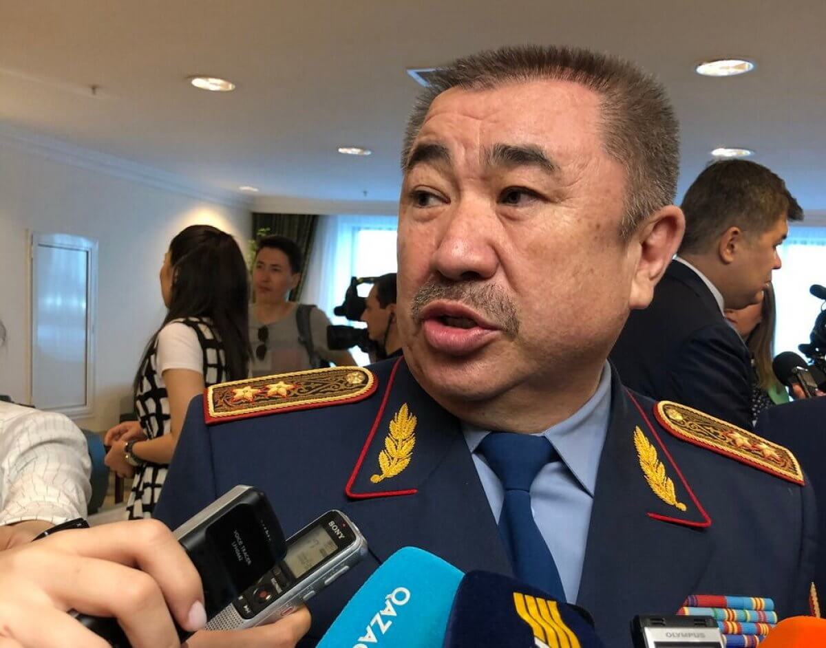 Полицейские угрожают пожилому мужчине за обращение к главе МВД Тургумбаеву