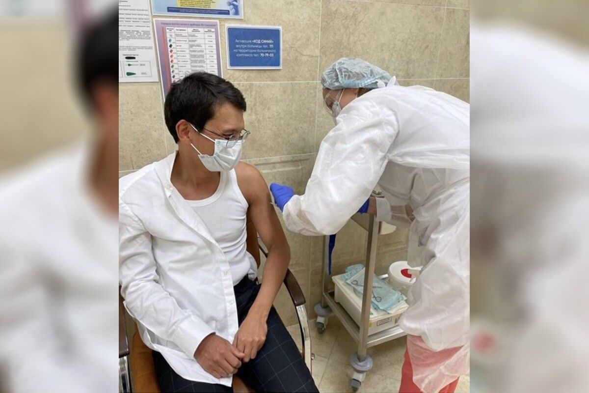 Снова колпачок не сняли? Багдат Мусин удалил фото с вакцинацией