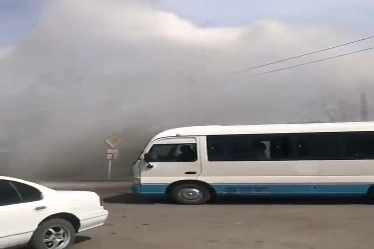 Высокий фонтан горячей воды забил из-под асфальта в Павлодаре