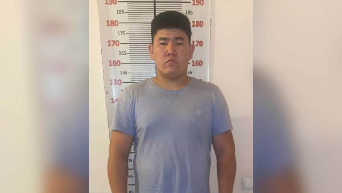 Лжеполицейский грабил алматинцев прямо на улице