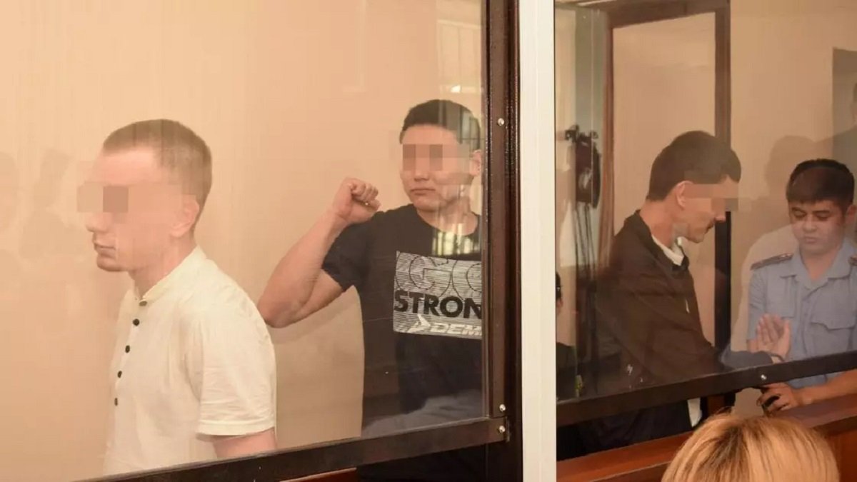 Кидались брусчаткой в полицейских: осужденных по делу о январских событиях освободили в зале суда