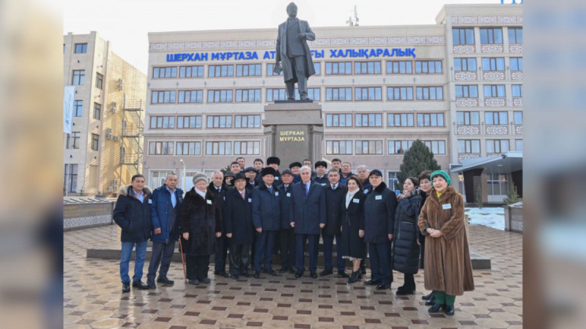 Токаев возложил цветы к памятнику писателю Шерхану Муртазе в Таразе