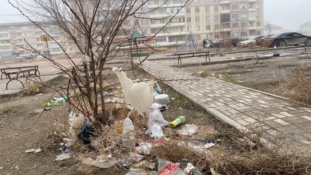 "Неужели теперь это норма?". Смаилов показал дворы домов, построенных по госпрограмме