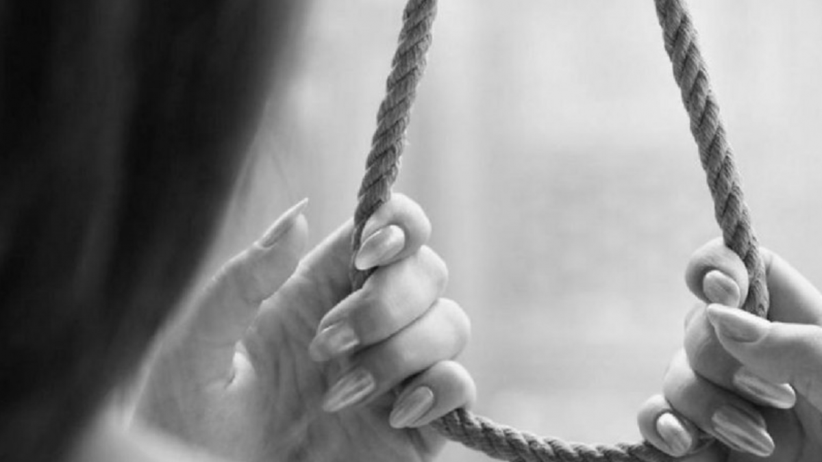 Женщина покончила с собой на глазах у детей в Алматы