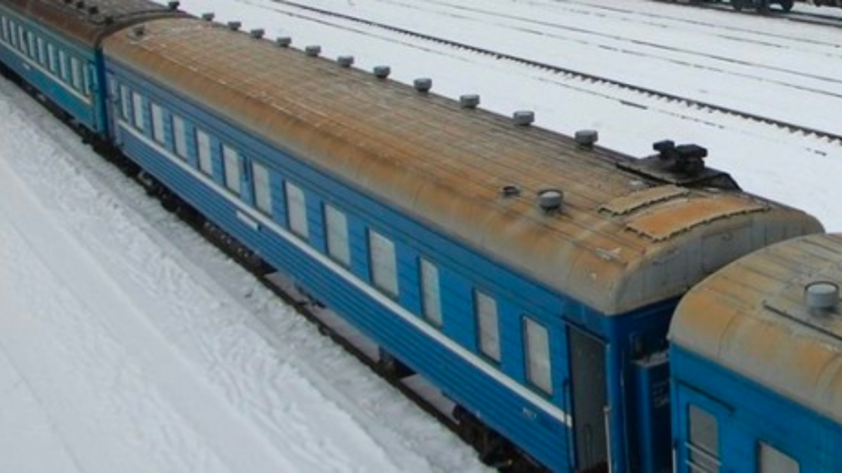Вагон пассажирского поезда залило водой по пути в Семей
