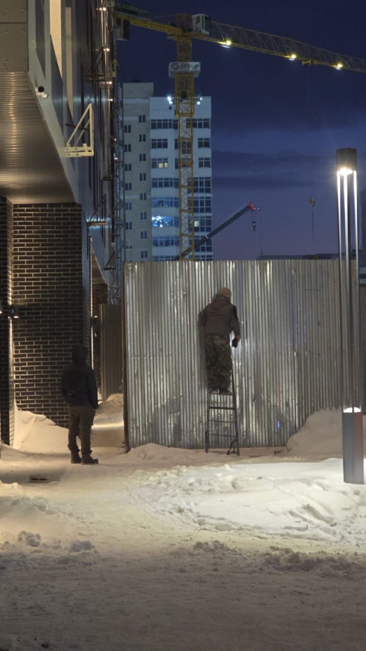 Подъезд ЖК в Астане перекрыли забором