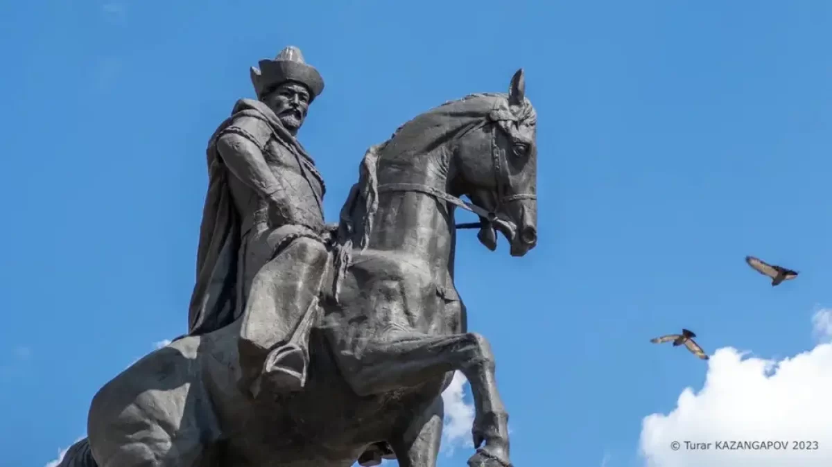 В Астане на место вернули памятник хану Кенесары