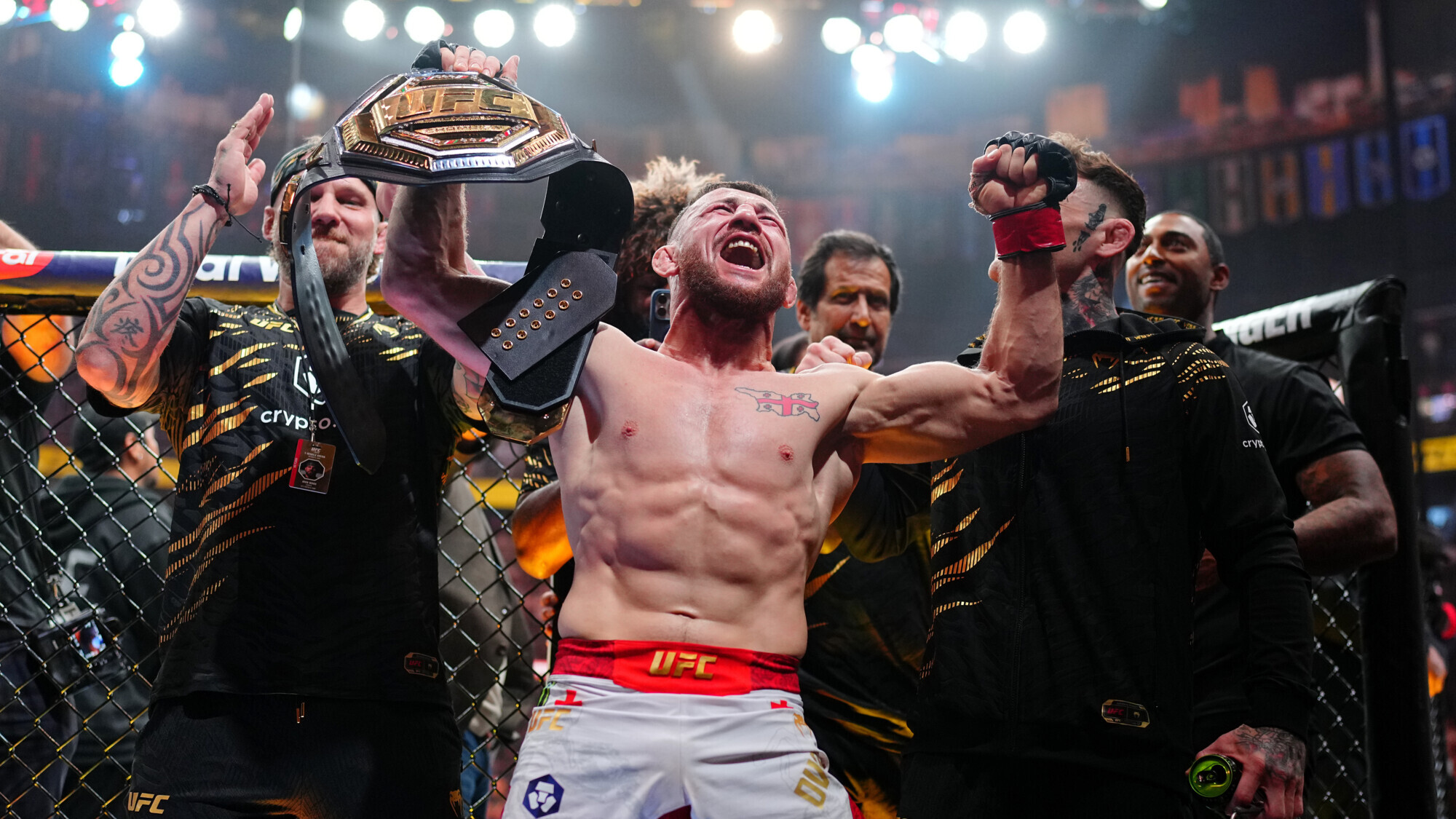 Железный Мераб: Двалишвили защитил титул и вошёл в историю UFC