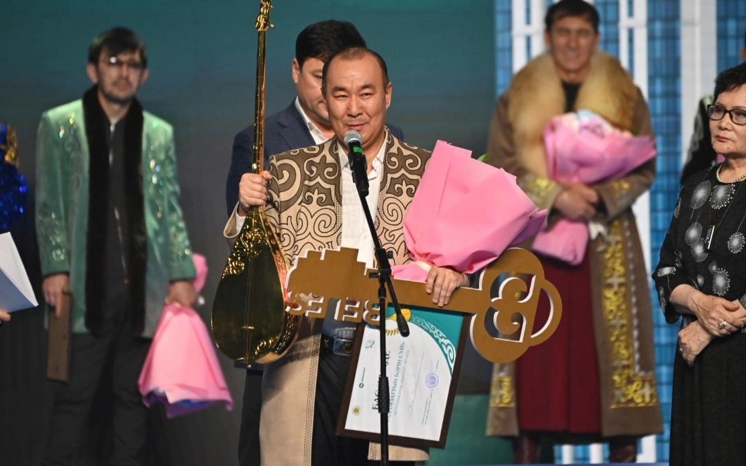Айбек Калиев стал обладателем «Алтын домбыра» и завоевал главный приз — квартиру.
