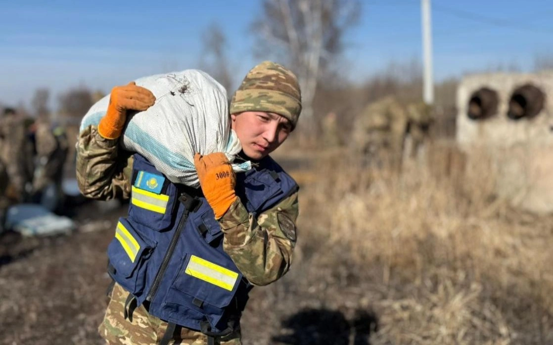 Паводковая ситуация стабилизируется: в Казахстане возвели более 6 тысяч временных дамб