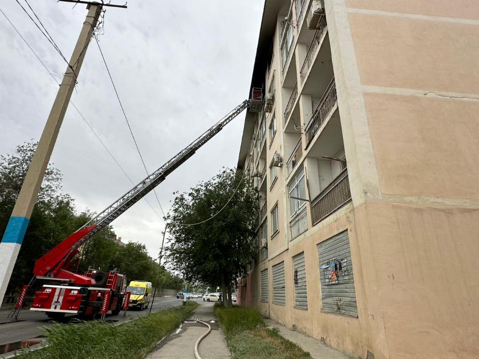 40 человек эвакуировали из горящей пятиэтажки в Атырау