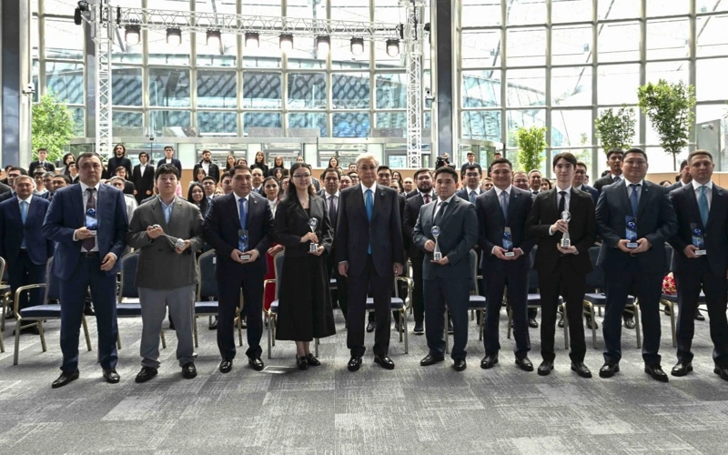 Токаев отметил победителей конкурса по искусственному интеллекту