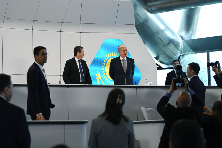 От идей до технологий: Токаев и Герцог ознакомились с центром ИИ в Астане