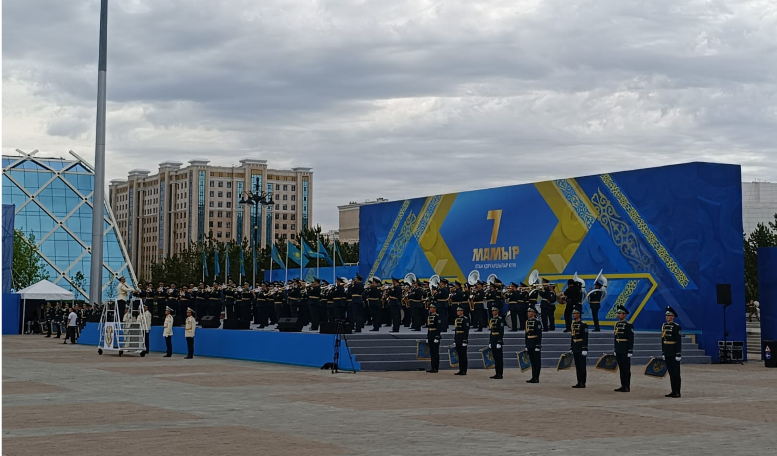 Астанчан поздравили с Днем защитника Отечества и пригласили на праздничные мероприятия